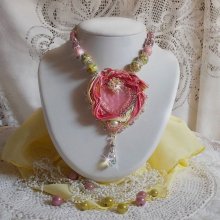 Zarte Herz Halskette bestickt mit rosa und gelbem Seidenband, Keramikperlen, Swarovski Kristallen und Rocailles